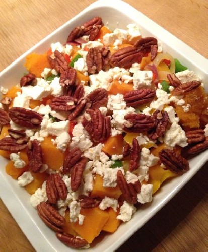 Vegetarische pompoenschotel met feta en pecannoten