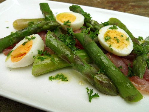 Groene asperges met kwarteleieren