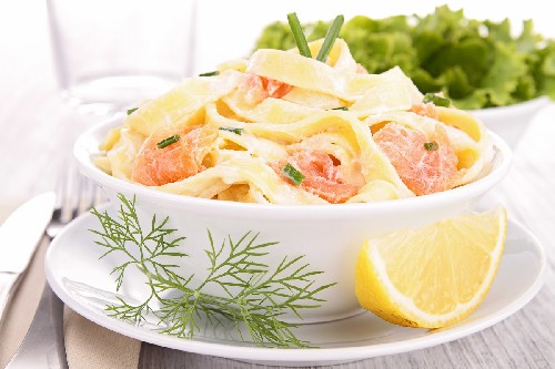 Pastasalade met zalm en snijbonen