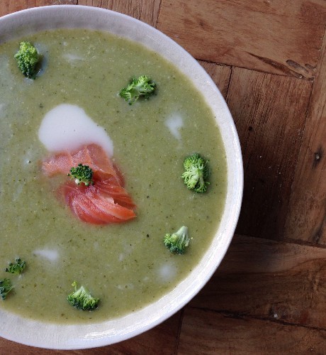 Broccoli-prei soep met gerookte zalm