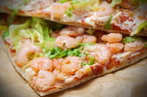 Pizza met garnalen en tonijn