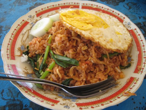 Nasi goreng knoflook met pittige omelet