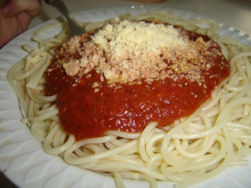 Spaghetti met pikante tomatensaus