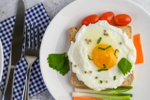 Gebakken Ei op brood met decoratie