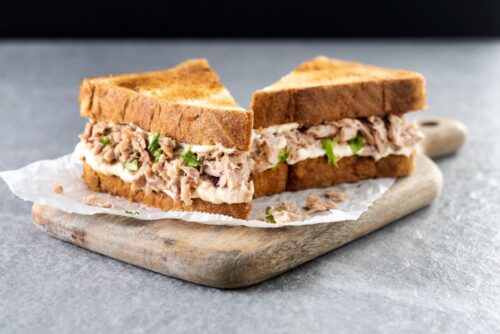 2 Tuna Melt broodjes op een plank