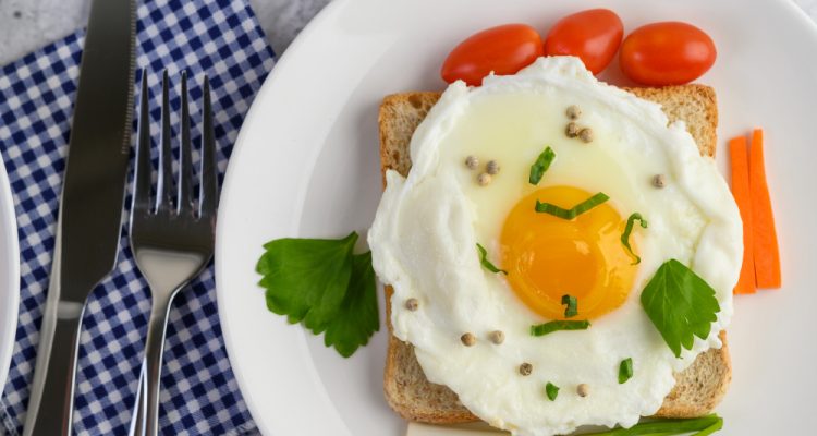 Gebakken Ei op brood met decoratie