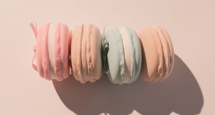 4 macrons naast elkaar op de grond