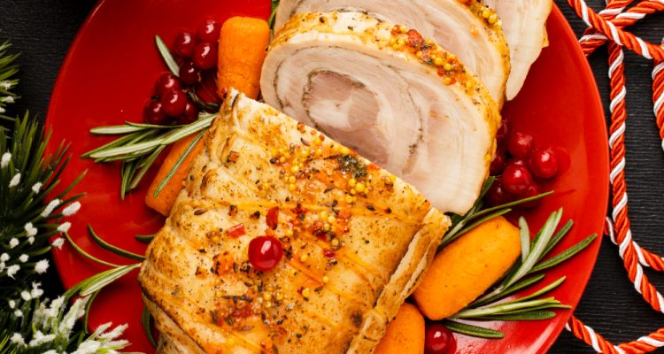 Gepekelde Kalkoen op een bord met versiering