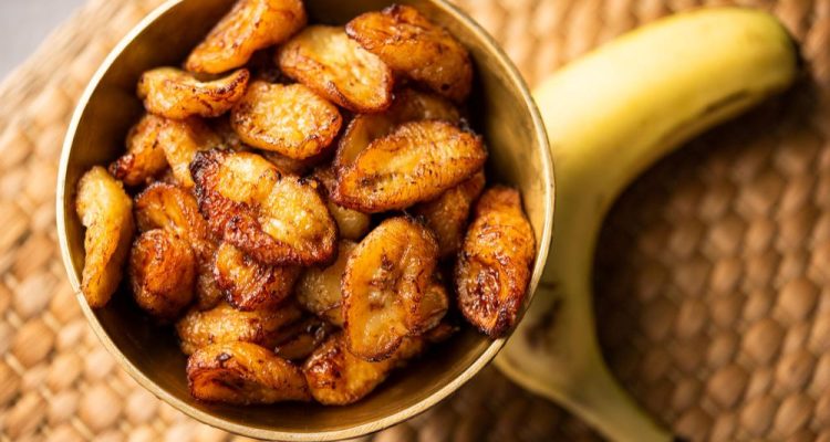 Gebakken Banaan in een kom met banaan ernaast