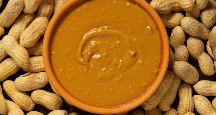 Pindasaus zelf maken: 5 variaties van mild tot pittig