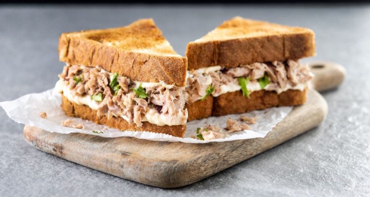 2 Tuna Melt broodjes op een plank